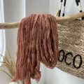 Strukturierter Knitter Baumwoll-Leinen Schal im Vintage Uni-Stil für elegante Damen. - Orangerot