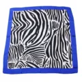 Elegante foulard quadrato in seta con stampa zebrata e bordo blu, accessorio primaverile. - Bordo Blu