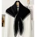 Sciarpa triangolare in maglia nera da donna, elegante scialle invernale caldo e collo avvolgente. - Nero