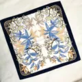 Squisito foulard di seta quadrata con elegante stampa botanica blu e bordo barocco. - Nero