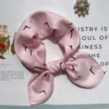 Foulard di seta rosa con stampa nera minimalista, elegante accessorio per capelli o collo. - Rosa