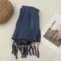 Sciarpa scialle blu scuro in lino cotone con nappe lavorata a mano donna primavera - 190cm / Blu jeans