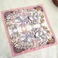Dettaglio foulard di seta elegante con stampa botanica, bordo rosa, accessorio primaverile. - Rosa