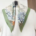 Foulard quadrato in seta con stampa floreale dettaglio, elegante design botanico bordo verde. - Verde