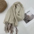 Sciarpa beige in cotone lino vintage intrecciata a mano con nappe, scialle donna autunno. - 190cm / Beige