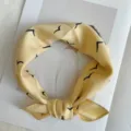 Foulard quadrato in seta gialla con stampa di uccelli chic, sciarpa sottile per donne. - Giallo