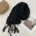 Maύρο βαμβακερό λινό κασκόλ με χρωματιστές φούντες, vintage λογοτεχνικό στυλ. - 190εκ / Μαύρο