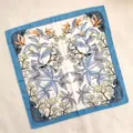 Elegante foulard quadrato in finta seta con bordo blu e stampa floreale chic. - Blu