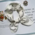 Elegante fazzoletto di seta bianca con elegante stampa di uccelli neri per donne versatili. - Bianco