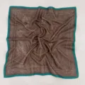 Vista dettagliata del foulard in seta 53cm marrone e verde con elegante grafica architettonica. - 3#