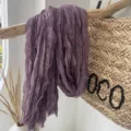 Nahaufnahme des violetten, knittrigen Baumwoll-Leinenschals mit natürlicher Textur. - Altrosa