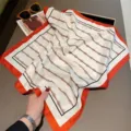 Foulard quadrato effetto seta da 53 cm con elegante stampa a righe e cintura bordo arancione. - Bianco