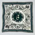 Dettaglio foulard di seta con motivo marino vintage e raffinato design centrale con lettera. - 2#