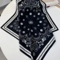 Primo piano dettagliato del foulard quadrato con stampa cachemire nero e bianco e finitura. - 2#