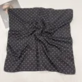 Dettagli del foulard in seta nera da 53 cm con eleganti motivi a pois bianchi e consistenza morbida. - Nero