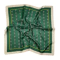 Foulard quadrato verde effetto seta con elegante motivo a morsetto e bordo beige. - Verde