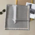 Elegante foulard di seta grigia con pois bianchi, accessorio versatile da donna e scialle. - 90x90cm / Grigio con pois bianchi