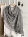 Grijs sjaaltje met kantrand, elegante damessjaal, stijlvol accessoire voor lente en. - Lichtgrijs