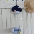 Decorazione sospesa a nuvola in tessuto fatta a mano con stelle per camera bambini. - Ciondolo Fungo a Poi Blu