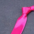 Cravatta tinta unita rosa acceso, cravatta da uomo in poliestere da 8 cm variante. - LD-HC8CM09 Rosso rosa