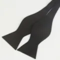 Schwarze Polyester Fliege zum Selberbinden für Herren, klassische Form für formelle Anzüge. - Reines Schwarz