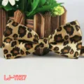 Vista detallada de una pajarita de poliéster con estampado de leopardo elegante. - Estampado de leopardo