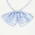 Detaillierte Nahaufnahme der hellblauen Satin Doppelschicht JK Uniform Schleife. - LH-DC02 Hellblau