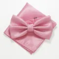 Detailopname van de fijne ruitjesstructuur en stof van de roze vlinderdas en het pochet set. - XGTZ06 roze