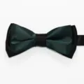 Vista detallada de cerca del elegante tejido de pajarita de doble capa verde oscuro y negro. - Verde Oscuro
