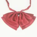 Primo piano del fiocco in raso bordeaux per uniforme JK, che mostra chiaramente la stoffa. - LH-DC13 Rosso vino