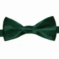 Vista di dettaglio di un papillon in raso verde scuro, con trama fine ed elegante tessuto in poliestere. - Verde Scuro