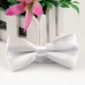 Classico papillon in raso bianco tinta unita per bambini e adulti, accessorio elegante. - Bianco puro