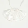 Dettaglio cravattino raso bianco primo piano, elegante design doppio strato per colletto divisa. - LH-DC16 Bianco puro
