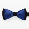 Vista detallada de la elegante pajarita bicolor azul y negra para bodas y eventos formales. - Azul zafiro