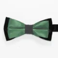 Vista detallada de una pajarita de saten verde y negro de doble capa para bodas y eventos. - Verde esmeralda