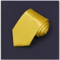 Vista dettagliata di una cravatta da uomo gialla unita in tessuto poliestere pregiato. - LD-HC8CM21 Oro lusso