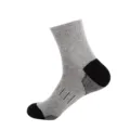 Graues Sportsocken Detail mit atmungsaktivem Rippbündchen und schwarzer Fersenverstärkung. - Einheitsgröße / Grau