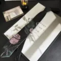 Y2K ästhetische schwarze Krawatte mit rosa Rosenblütenmuster, stilvolles Accessoire. - Dunkle Nacht Rose