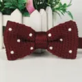 Herren bordeauxroter gestrickter Fliege mit weißen Punkten, klassisches britisches Halsaccessoire. - Burgunderrot