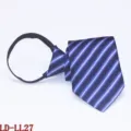 Detailopname van de blauw gestreepte stropdas met rits, met nette stofstructuur zichtbaar. - Donkerblauw