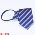 Gedetailleerd overzicht van de blauw-paarse gestreepte stropdas met ritssluiting en fijne textuur. - Blauw en Paars