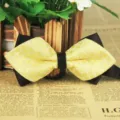 Herren Polyester Fliege, spitzer Winkel gelbes Gitter und schwarze Variante für Hochzeit. - LJ-JJ03