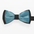 Primer plano detallado de la pajarita de poliester bicolor azul y negro para eventos. - Azul lago