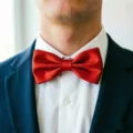 Klassische glänzende rote Polyester Fliege für Herren einfarbige Hochzeitsmode - Hellrot