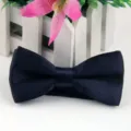 Kinder dunkelblaue Satin Fliege, klassische einfarbige Polyester Schleife für festliche Anlässe. - Marineblau