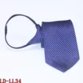 Gedetailleerd uitzicht van een elegante blauwe gestreepte das met ritssluiting voor heren. - Blauw
