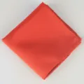 Heren effen pochet zakdoek met micro-ruitjes textuur voor pak en formele gelegenheden. - Helrood