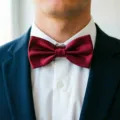 Glänzender Polyester Fliege für Herren einfarbig klassisch Hochzeit Party Halsschmuck. - 01 Dunkelrot