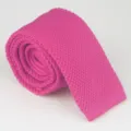 Nahaufnahme einer lebendigen rosa Krawatte mit feiner Stricktextur und flachem Design. - Fuchsia
