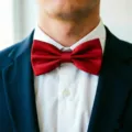 Rote glänzende Polyester Fliege für Herren, ideal für Hochzeiten, Partys und formelle Anlässe. - 02 Weinrot